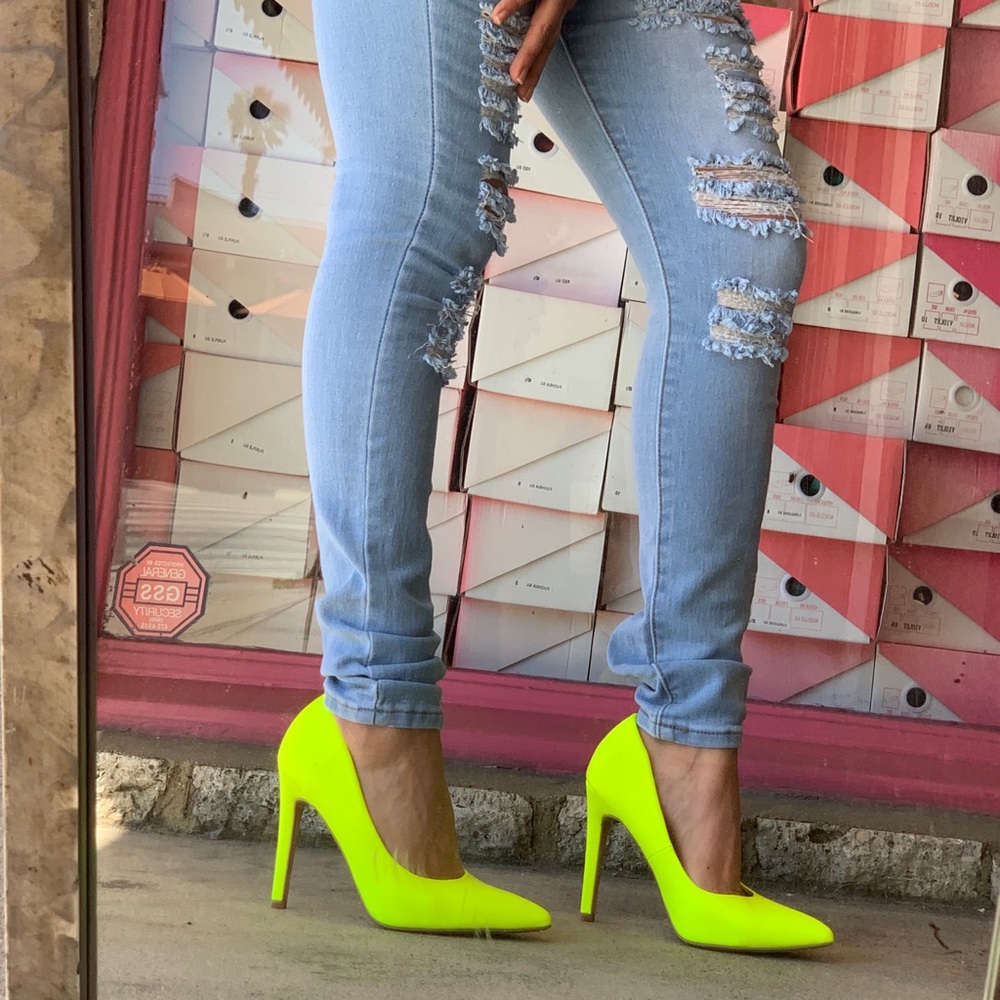 Delicious 80s Neón Yellow Closed Toe Pump Heel 4” - Picture 4 of 8